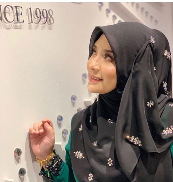 Tips Hijabista Berkaca Mata Apabila Memperagakan Tudung Bawal Agar Kelihatan Rapi